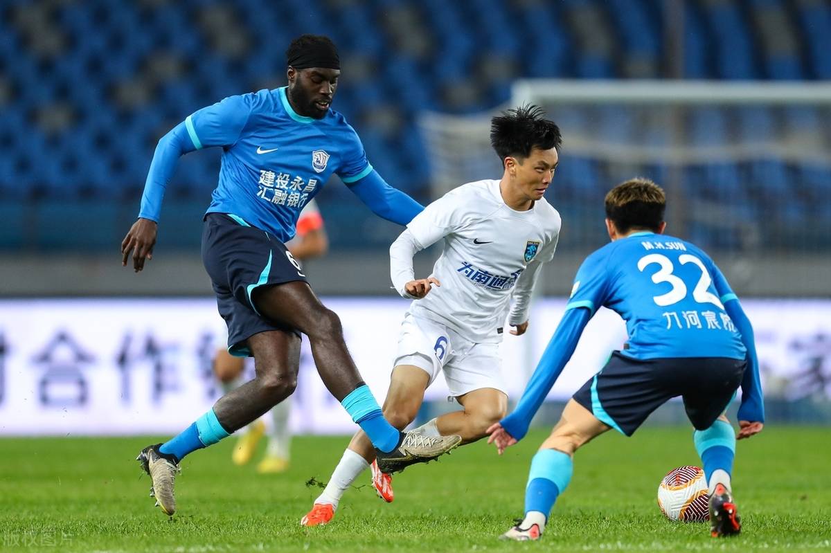 yihao app-清晨体能课后，成都蓉城状态回暖备战德甲，底气十足，阵容厚度经受考验-yihao app